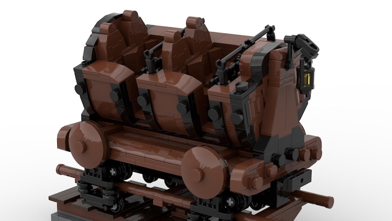 Puede incluir: Un modelo LEGO de vag&oacute;n de mina marr&oacute;n y negro con cuatro asientos. El vag&oacute;n est&aacute; en una v&iacute;a y tiene una linterna en la parte trasera.