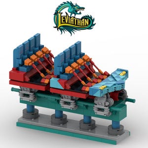 Può includere: Un modello in mattoncini di un vagone da montagne russe con sedili blu, telai rossi e protezioni arancioni. Il modello presenta una base verde acqua con supporti grigi e un logo sovrastante con la scritta LEVIATHAN e un drago stilizzato.