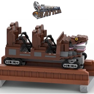 Puede incluir: Un modelo de tren de montaña rusa de Lego marrón y gris con una cabeza de serpiente en la parte delantera. El tren está en una vía marrón y las palabras "Iron Rattler" son visibles en el fondo.