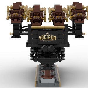 K&ouml;nnte beinhalten: Ein detailliertes Modell der Voltron-Achterbahn, aus Steckbausteinen gefertigt. Das Modell hat eine schwarze Basis mit dem Voltron-Logo, braune und goldene Akzente und mehrere Wagen. Das Design ist aufwendig und scheint ein Sammlerst&uuml;ck zu sein.