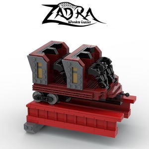 Könnte beinhalten: Ein roter und schwarzer Holzachterbahn-Wagen mit zwei Sitzen. Der Wagen befindet sich auf einer Schiene und trägt ein Schild mit der Aufschrift "ZADRA Wooden Coaster".