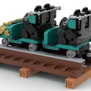 K&ouml;nnte beinhalten: Zwei t&uuml;rkisfarbene und schwarze Lego-Z&uuml;ge mit goldenen Akzenten auf einem braunen Holzgleis. Die Z&uuml;ge haben ein detailliertes Design und sind bereit, in einem Lego-Zugset verwendet zu werden.