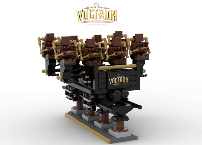K&ouml;nnte beinhalten: Detailliertes Modell einer Voltron-Achterbahn, konstruiert aus schwarzen, braunen und goldenen Bausteinen. Das Modell zeigt das Voltron-Logo in goldfarbenen Buchstaben. Das Design der Achterbahn umfasst mehrere Wagen und komplizierte Streckendetails.