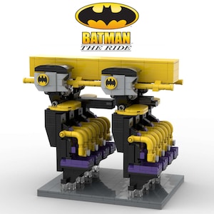 Puede incluir: Un modelo Lego de una atracción, con un diseño amarillo y negro y el logotipo de Batman. El modelo tiene una estructura compleja con múltiples componentes, incluyendo tubos amarillos y detalles grises. El logotipo de Batman The Ride está en la parte superior.