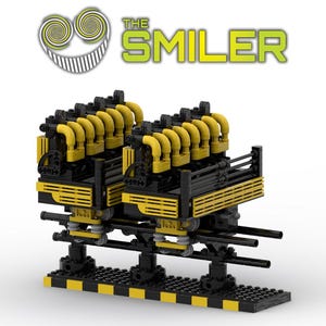 Puede incluir: Modelo de un vagón de montaña rusa con detalles en amarillo y negro. El vagón tiene múltiples tubos amarillos y está montado sobre una base negra con rayas amarillas y negras. El texto "THE SMILER" está arriba.
