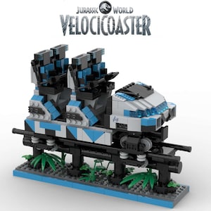Puede incluir: Un set de Lego Jurassic World VelociCoaster con un vagón de tren azul, blanco y negro con dos asientos. El vagón de tren está en una vía negra con una base azul y gris.