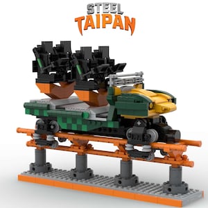 Könnte beinhalten: Ein grünes und gelbes Lego-Modell eines Achterbahnzugs mit schwarzen Sitzen. Der Zug befindet sich auf einer Schiene mit orangenen Stützen und ist mit "STEEL TAIPAN" beschriftet.