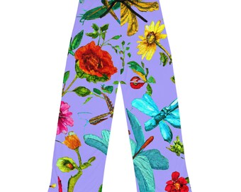 Puede incluir: Pantalón de pijama morado con estampado floral y de libélula. El estampado presenta flores y libélulas rojas, amarillas, azules y verdes.