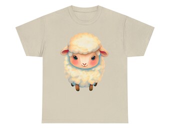 Peut inclure: Un t-shirt beige avec une image de dessin animé d'un agneau blanc et moelleux avec des sabots bruns et un nez rose.