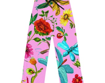 Puede incluir: Pantalón de pijama rosa con estampado floral y libélula. El estampado presenta colores rojo, naranja, amarillo, azul y verde.