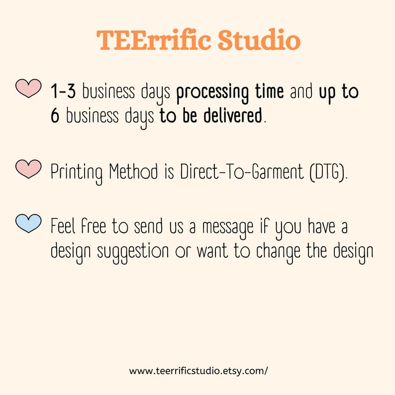Pu&ograve; includere: Un grafico informativo per TEErrific Studio su sfondo chiaro. Elenca 1-3 giorni lavorativi di elaborazione, 6 giorni lavorativi per la consegna, stampa diretta su capo e istruzioni di contatto per modifiche al design, con icone a cuore.