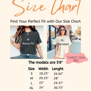 Puede incluir: Tabla de tallas para una camiseta con medidas en pulgadas. La tabla muestra el ancho y la longitud de la camiseta en las tallas S, M, L, XL y XXL. Las modelos miden 1,68 m. El texto "Comfort Colors Shirt" es visible en la esquina inferior derecha.