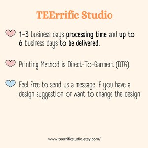 以下が含まれることがあります： 明るい背景のTEErrific Studioの案内画像。1〜3営業日の処理時間、6営業日以内の配送、ダイレクト・トゥ・ガーメント印刷、デザイン変更の連絡方法が記載されており、ハートのアイコンがあしらわれています。