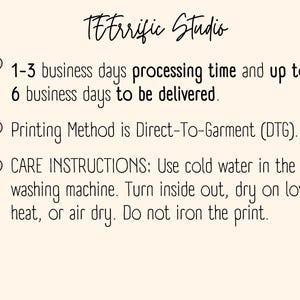 Puede incluir: Texto sobre un fondo blanco con corazones rosas. El texto dice: "Etrrific Studio" 1-3 d&iacute;as h&aacute;biles de tiempo de procesamiento y hasta 6 d&iacute;as h&aacute;biles para la entrega. El m&eacute;todo de impresi&oacute;n es Direct-To-Garment (DTG). INSTRUCCIONES DE CUIDADO: Use agua fr&iacute;a en la lavadora. Voltee la prenda, seque a baja temperatura o al aire libre. No planche la impresi&oacute;n.