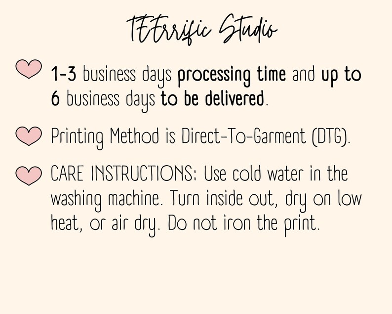 Puede incluir: Texto sobre un fondo blanco con corazones rosas. El texto dice: "Etrrific Studio" 1-3 d&iacute;as h&aacute;biles de tiempo de procesamiento y hasta 6 d&iacute;as h&aacute;biles para la entrega. El m&eacute;todo de impresi&oacute;n es Direct-To-Garment (DTG). INSTRUCCIONES DE CUIDADO: Use agua fr&iacute;a en la lavadora. Voltee la prenda, seque a baja temperatura o al aire libre. No planche la impresi&oacute;n.