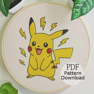 Może przedstawiać: Haft na tamborku z Pikachu. Żółta postać Pikachu otoczona jest żółtymi błyskawicami. Haft znajduje się na kremowej tkaninie, umieszczony w drewnianym tamborku. Tekst na obrazku brzmi "PDF Pattern Download".