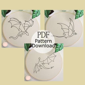 以下が含まれることがあります： 黒いドラゴンのデザインが施された3つの刺繍枠。画像には「PDF Pattern Download」の文字が重ねられています。それぞれの枠には異なるドラゴンのポーズが描かれており、DIYクラフトプロジェクトに最適です。