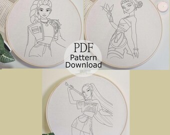 Puede incluir: Tres bastidores de bordado con ilustraciones lineales de figuras femeninas estilizadas. Los diseños están en hilo negro sobre una tela de color claro. El texto "PDF Pattern Download" está en el centro. Los bastidores se muestran sobre un fondo neutro.