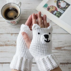 Livfull handgjord garnväska – Regnbågsvirkad väska – Axel- eller axelväska – Färgglad sommaraccessoar Polar Bear