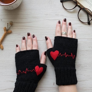 Livfull handgjord garnväska – Regnbågsvirkad väska – Axel- eller axelväska – Färgglad sommaraccessoar Heartbeat
