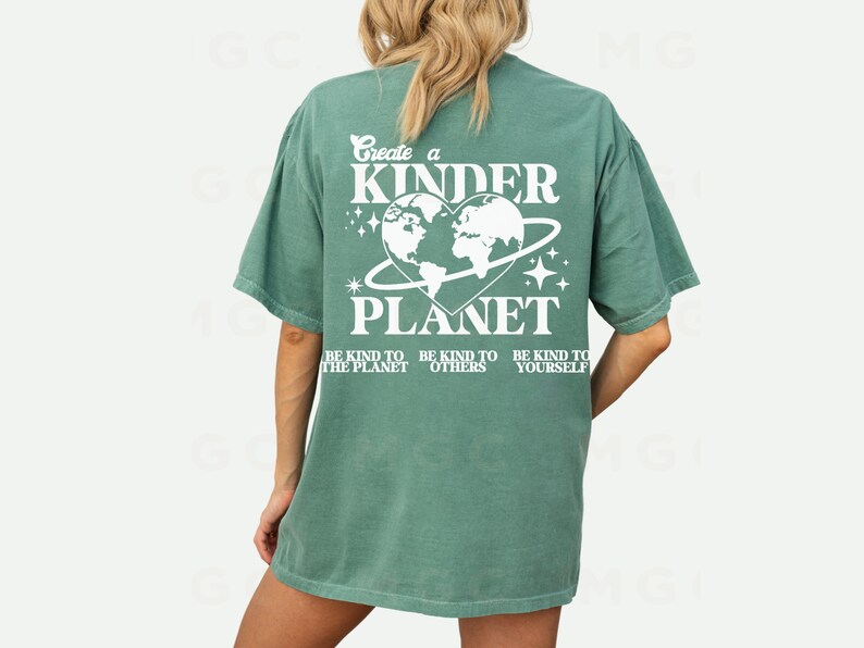 Peut inclure: Un t-shirt vert sarcelle avec un motif graphique blanc qui dit "Create a Kinder Planet" avec un globe en forme de c&oelig;ur et le texte "Be kind to the planet, Be kind to others, Be kind to yourself."