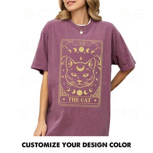 T-shirt graphique Comfort Colors - The Cat Tarot Card Shirt, cadeau pour amoureux des chats, jolie chemise de cartes de tarot, chemise de chat, cadeau de tarot, chemise universitaire sombre