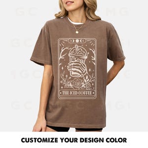 T-shirt graphique Comfort Colors - La chemise de carte de tarot au café glacé, cadeau pour amateur de café, chemise de carte de tarot drôle, chemise de café squelette, cadeau de tarot