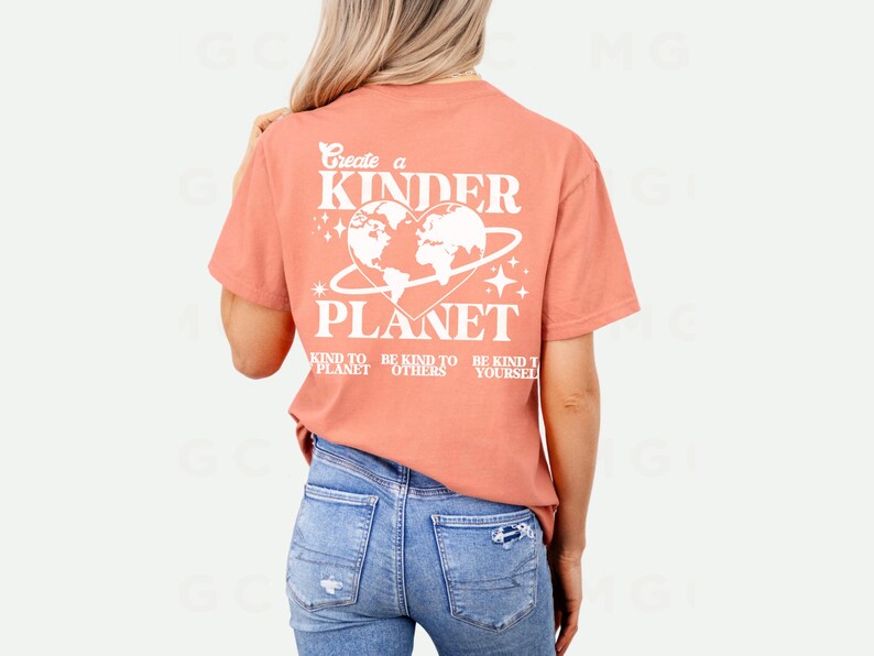 Peut inclure: Un t-shirt de couleur corail avec un motif blanc qui dit "Create a Kinder Planet" avec un globe en forme de c&oelig;ur et le texte "Be Kind to Planet, Be Kind to Others, Be Kind to Yourself".