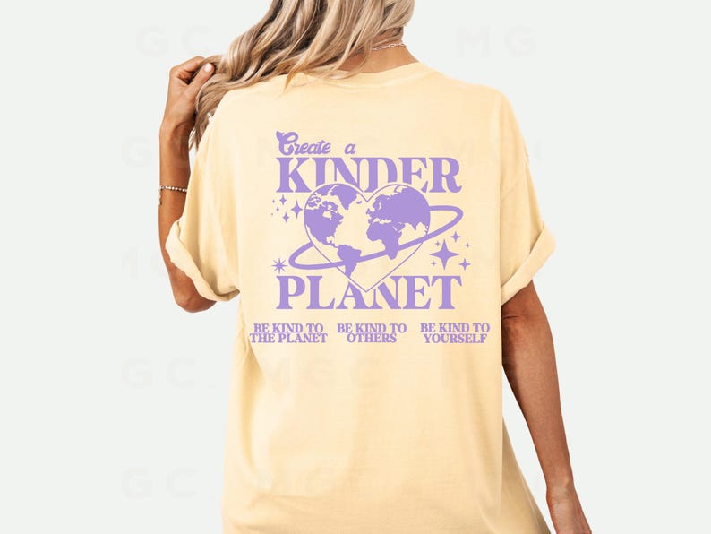 Peut inclure: Un t-shirt jaune avec un motif violet qui dit "Cr&eacute;er une plan&egrave;te plus gentille" avec une terre en forme de c&oelig;ur et le texte "Soyez gentil avec la plan&egrave;te, soyez gentil avec les autres, soyez gentil avec vous-m&ecirc;me."