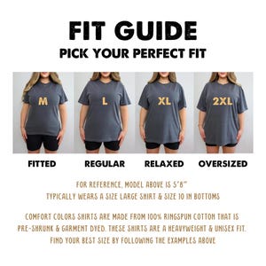 K&ouml;nnte beinhalten: Ein Gr&ouml;&szlig;enleitfaden f&uuml;r T-Shirts, der ein Model in verschiedenen Gr&ouml;&szlig;en zeigt, von figurbetont bis &uuml;bergr&ouml;&szlig;en. Der Text lautet "Fit Guide Pick Your Perfect Fit" und umfasst die Gr&ouml;&szlig;en M, L, XL und 2XL. Das Model ist 1,73 m gro&szlig; und tr&auml;gt normalerweise ein T-Shirt in Gr&ouml;&szlig;e L und eine Gr&ouml;&szlig;e 10 in Hosen. Die T-Shirts sind aus 100 % Ringspinn-Baumwolle gefertigt, vorgewaschen und gef&auml;rbt und haben ein schweres Gewicht und eine Unisex-Passform.