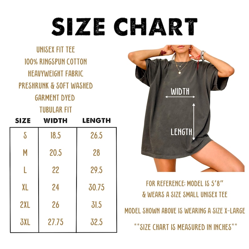 K&ouml;nnte beinhalten: Gr&ouml;&szlig;entabelle f&uuml;r ein Unisex-T-Shirt aus 100% Ringspinn-Baumwolle, schwerem Stoff. Die Tabelle zeigt die Breite und L&auml;nge in Zoll f&uuml;r die Gr&ouml;&szlig;en S, M, L, XL, 2XL und 3XL. Die Tabelle enth&auml;lt auch ein Foto eines Models, das ein T-Shirt in Gr&ouml;&szlig;e S tr&auml;gt.