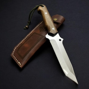 Handmade Gut Hook Hunting Knife: Custom Engraved Stainless Steel, Leather Sheath
