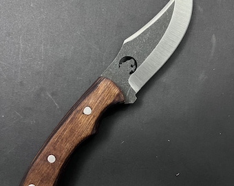 Cuchillo vikingo de bushcraft hecho a mano: mango de madera grabado y funda de cuero.