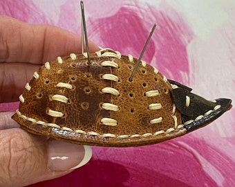 Alfiletero de piel de camello hecho a mano