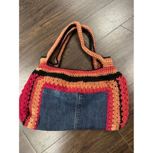 Bolso tote vintage hecho a mano con patchwork, mezclilla reciclada y ganchillo.