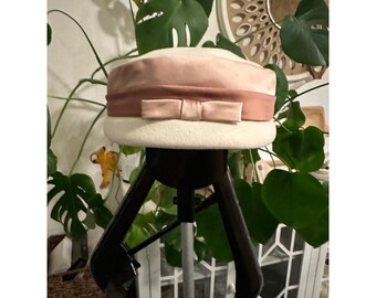 Vintage 1960s Pillbox Hat Cream Wool Felt Blush Satin Bow Jackie‎ O Style 60s Vintage 1960s Pillbox Hat Cream Wool Felt Blush Satin Bow  main image 3