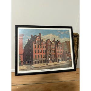 Peut inclure: Impression encadrée d'un bâtiment en briques à plusieurs étages, avec des fenêtres et une façade détaillée. L'impression est dans un cadre noir et présente un ciel bleu nuageux. Le texte "Massachusetts Medical College" est visible.