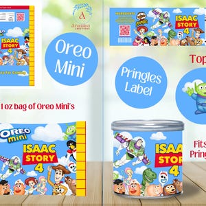 Puede incluir: Una colecci&oacute;n de etiquetas y embalajes personalizados con personajes de la pel&iacute;cula de animaci&oacute;n "Toy Story". Incluye una etiqueta para Oreo Mini's, una etiqueta Pringles y una etiqueta para un recipiente cil&iacute;ndrico. Las etiquetas son azules, amarillas y blancas.