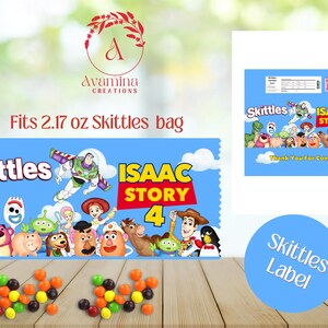 Puede incluir: Una etiqueta azul de Skittles con personajes de Toy Story 4. La etiqueta dice "Skittles" e "ISAAC STORY 4". La etiqueta est&aacute; dise&ntilde;ada para una bolsa de Skittles de 61.3 gramos. Un peque&ntilde;o mont&oacute;n de caramelos Skittles est&aacute; en primer plano.