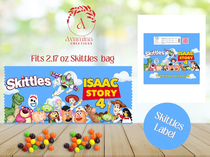 Puede incluir: Una etiqueta azul de Skittles con personajes de Toy Story 4. La etiqueta dice "Skittles" e "ISAAC STORY 4". La etiqueta est&aacute; dise&ntilde;ada para una bolsa de Skittles de 61.3 gramos. Un peque&ntilde;o mont&oacute;n de caramelos Skittles est&aacute; en primer plano.