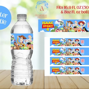 Puede incluir: Una botella de agua transparente con una etiqueta azul que presenta personajes de "Toy Story 4". La etiqueta incluye el texto "ISAAC STORY 4" y se adapta a botellas de 500 ml y 8 oz. Tambi&eacute;n se ven etiquetas adicionales.