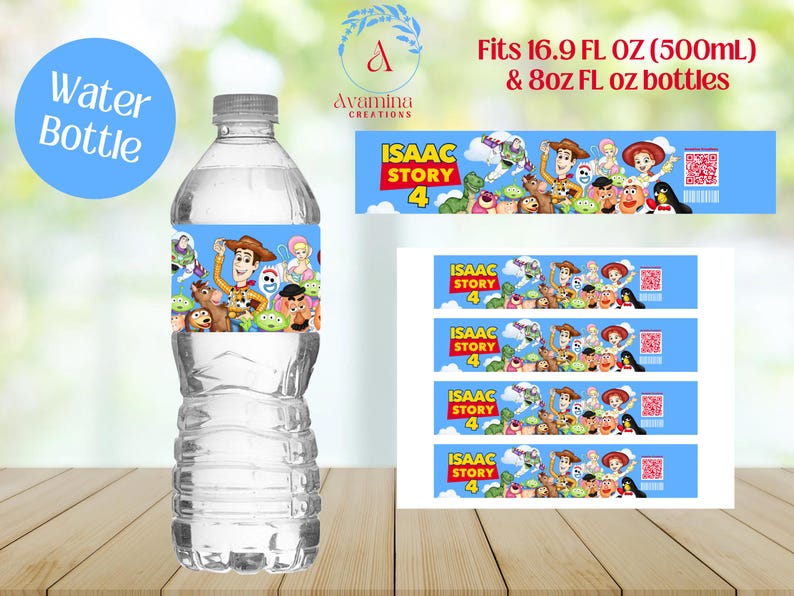 Puede incluir: Una botella de agua transparente con una etiqueta azul que presenta personajes de "Toy Story 4". La etiqueta incluye el texto "ISAAC STORY 4" y se adapta a botellas de 500 ml y 8 oz. Tambi&eacute;n se ven etiquetas adicionales.