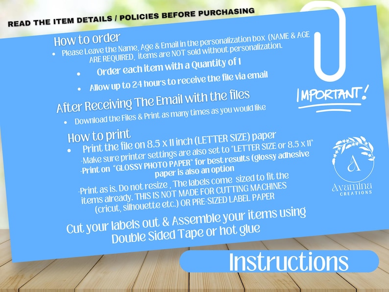 Puede incluir: Una hoja de instrucciones azul claro con texto blanco que detalla c&oacute;mo pedir, imprimir y ensamblar etiquetas. La hoja incluye el texto "&iexcl;IMPORTANTE!" y el logotipo de Avamina Creations.