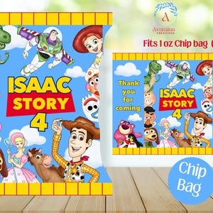 Puede incluir: Una bolsa de patatas fritas azul con personajes de la pel&iacute;cula "Toy Story 4". La bolsa tiene un borde amarillo y el texto "ISAAC STORY 4". La bolsa est&aacute; dise&ntilde;ada para una bolsa de patatas fritas de 28,3 g.