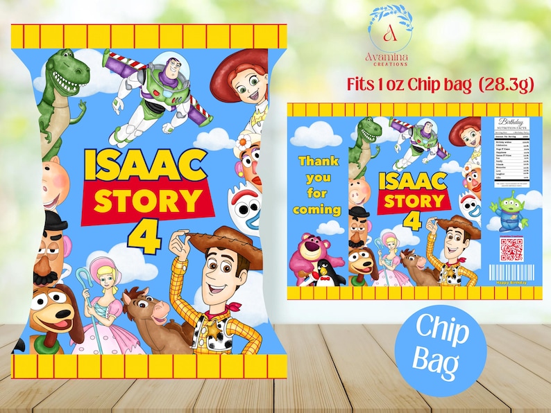 Puede incluir: Una bolsa de patatas fritas azul con personajes de la pel&iacute;cula "Toy Story 4". La bolsa tiene un borde amarillo y el texto "ISAAC STORY 4". La bolsa est&aacute; dise&ntilde;ada para una bolsa de patatas fritas de 28,3 g.