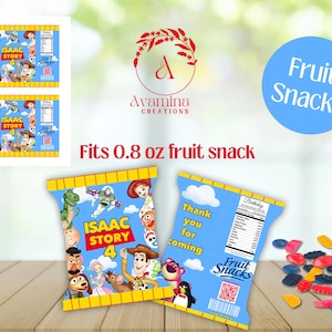 Puede incluir: Bolsas de snacks de frutas azules y amarillas con personajes de Toy Story 4. Las bolsas tienen el texto "ISAAC STORY 4" y "Fruit Snacks". El dise&ntilde;o incluye una etiqueta de informaci&oacute;n nutricional y las palabras "Thank you for coming".