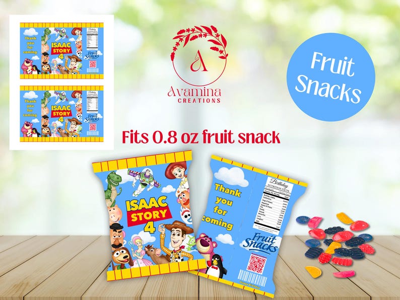 Puede incluir: Bolsas de snacks de frutas azules y amarillas con personajes de Toy Story 4. Las bolsas tienen el texto "ISAAC STORY 4" y "Fruit Snacks". El dise&ntilde;o incluye una etiqueta de informaci&oacute;n nutricional y las palabras "Thank you for coming".