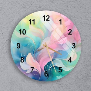 Pode incluir: Um relógio redondo com um design abstrato colorido que apresenta redemoinhos de rosa, azul, verde e amarelo. O mostrador do relógio tem números pretos e ponteiros dourados.
