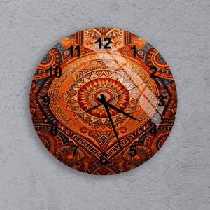 Może przedstawiać: Okrągły zegar ścienny z kolorowym wzorem mandali. Tarcza zegara ma cyfry rzymskie i czarne wskazówki.