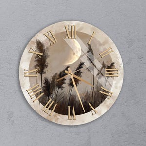 Puede incluir: Reloj de pared redondo con un diseño temático de la naturaleza. La esfera del reloj presenta un paisaje con hierba alta, una luna llena y números romanos. Las manecillas y los números del reloj son dorados.